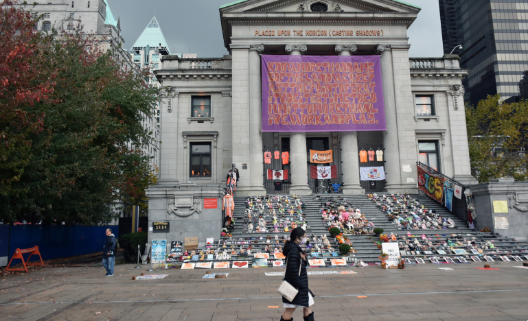 Vancouver Art Gallery, Canada, Memorial For All The Dead Canada first Nations Children stock photo
