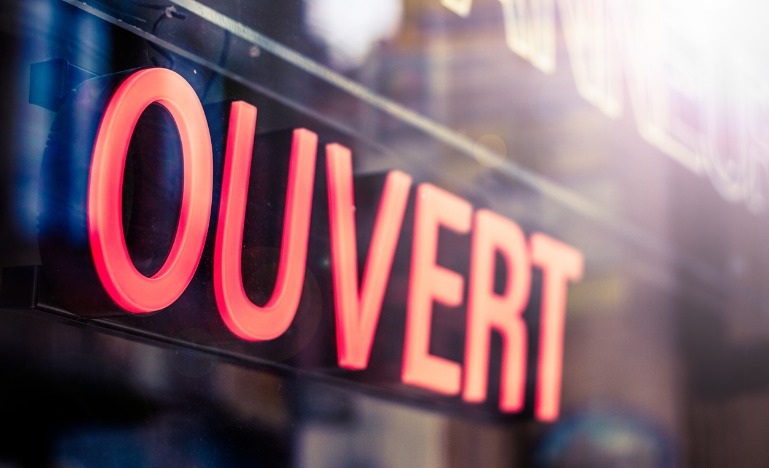 Ouvert open sign in French