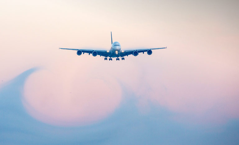 Image d'un avion qui décolle.