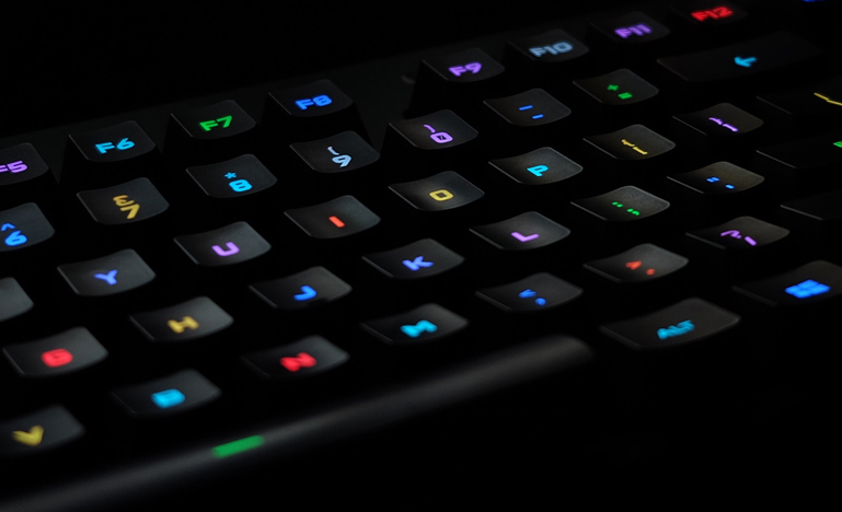 Computer keyboard with multicoloured keys 