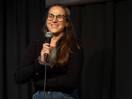 L'avocate Nadia Halum se produit dans un comedy club