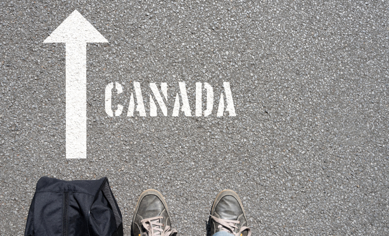 Un homme avec un sac de voyage en route pour le Canada