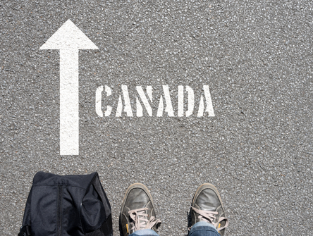 Un homme avec un sac de voyage en route pour le Canada