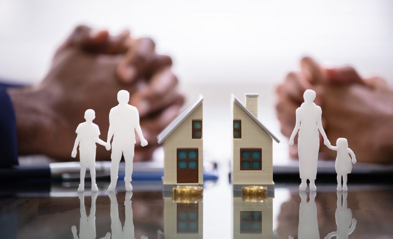 Le mari et la femme se partagent la garde et les biens pendant une procédure de divorce