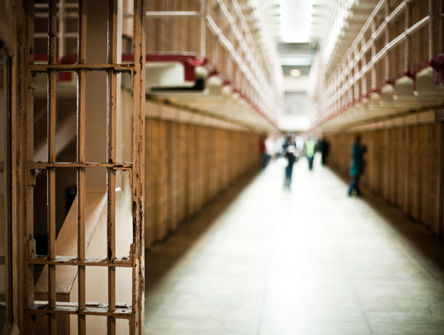 Un couloir de cellules de prison