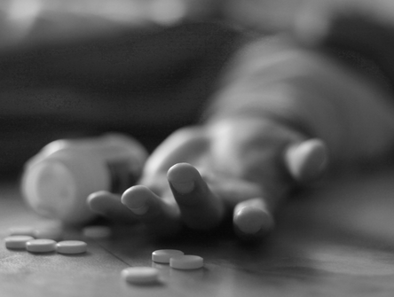 Un homme est allongé sur le sol, inconscient à cause d'une overdose de drogue